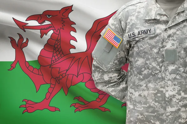 Soldado americano con bandera sobre fondo - país de Gales —  Fotos de Stock