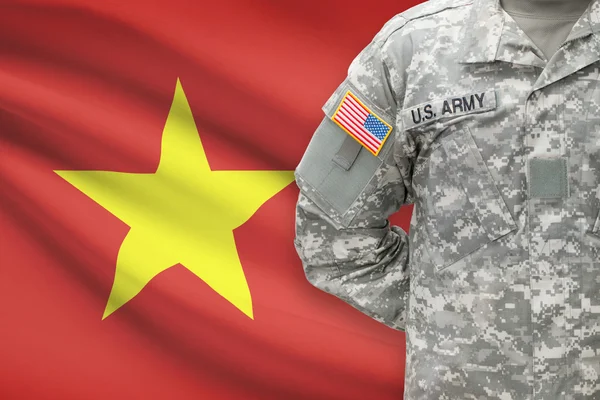 Amerykański żołnierz z flagi na tle - Wietnam — Zdjęcie stockowe