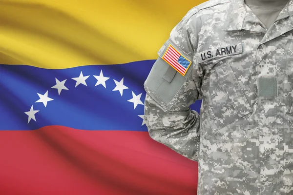 Amerikanischer Soldat mit der Fahne auf Hintergrund - Venezuela — Stockfoto