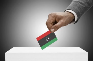 Siyah bayrak tutan erkek. Kavram - Libya oylama