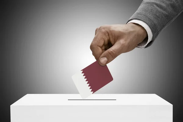 Maschio che tiene bandierina nero. Voto concetto - Qatar — Foto Stock