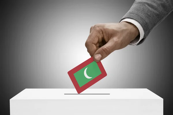 Czarny mężczyzna trzyma flagę. Głosowania koncepcja - Malediwy — Zdjęcie stockowe