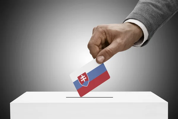 Czarny mężczyzna trzyma flagę. Głosowania koncepcja - Słowacja — Zdjęcie stockowe