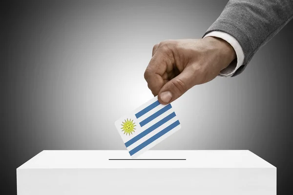 Maschio che tiene bandierina nero. Voto concetto - Uruguay — Foto Stock