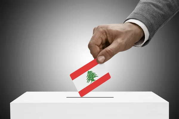 Czarny mężczyzna trzyma flagę. Głosowania koncepcja - Liban — Zdjęcie stockowe