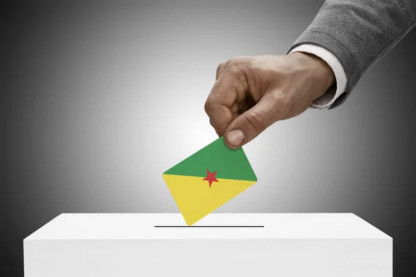 Black masculino segurando a bandeira. Votação-conceito - Guiana francesa — Fotografia de Stock