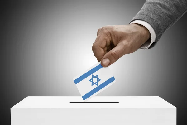 黒人男性のフラグを保持します。コンセプト - イスラエル共和国の投票 — ストック写真