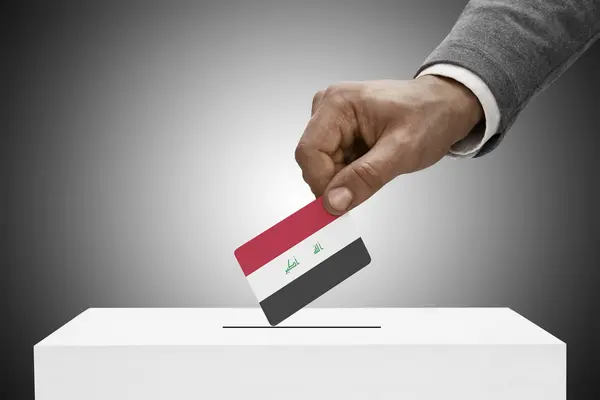 Fekete férfi betöltő flag. Szavazás a koncepció - Irak — Stock Fotó