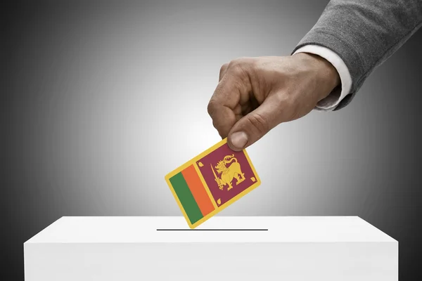 Black masculino segurando a bandeira. Votação-conceito - Sri Lanka — Fotografia de Stock
