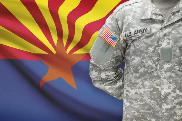 Amerykański żołnierz z nami państwa bandery na tle - Arizona — Zdjęcie stockowe