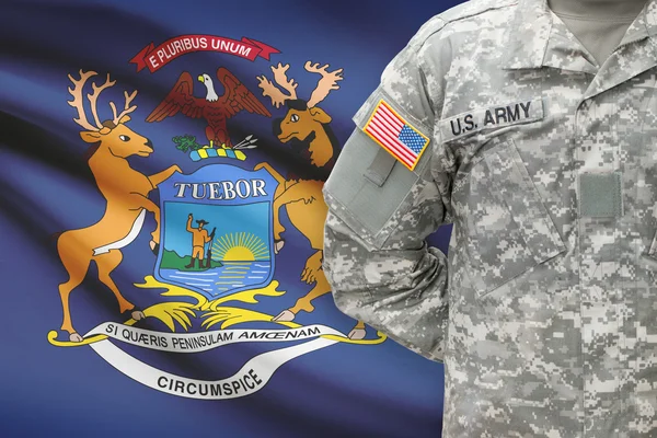 Amerikansk soldat med oss ange flaggan på bakgrund - Michigan — Stockfoto