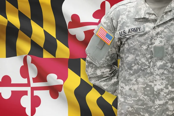 Soldado americano con nosotros estado de bandera en el fondo - Maryland — Foto de Stock