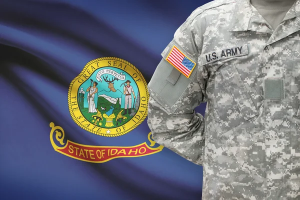 Amerikaanse soldaat met ons staat vlag op achtergrond - Idaho — Stockfoto