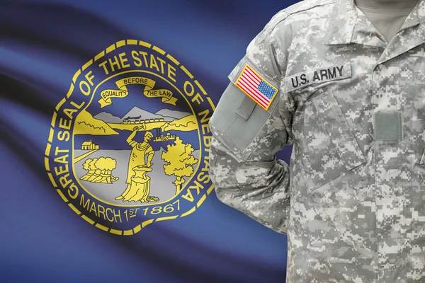 Amerikansk soldat med oss ange flaggan på bakgrund - Nebraska — Stockfoto