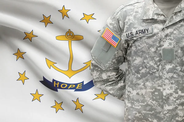Soldado americano con nosotros estado de bandera en el fondo - Rhode Island —  Fotos de Stock