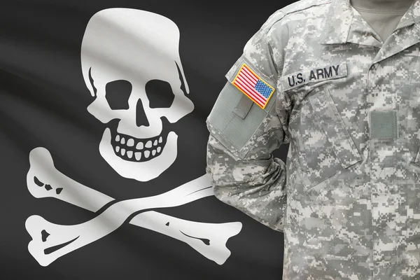 Amerikansk soldat med flaggan i bakgrunden - Jolly Roger - symbol för piratkopiering — Stockfoto