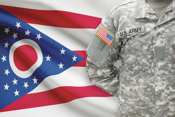 Soldado americano con nosotros estado de bandera en el fondo - Ohio —  Fotos de Stock
