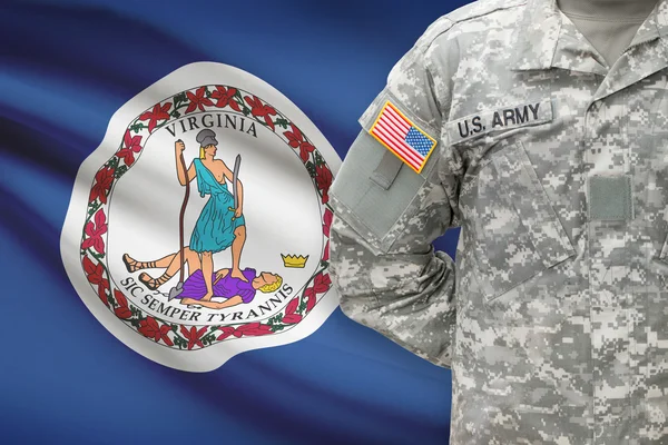 Американский солдат с нами государственный флаг на фоне - Вирджиния — стоковое фото