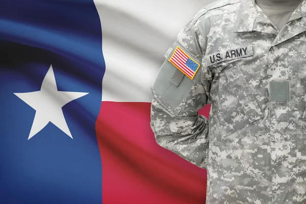 Soldado americano con nosotros estado de bandera en el fondo - Texas — Foto de Stock