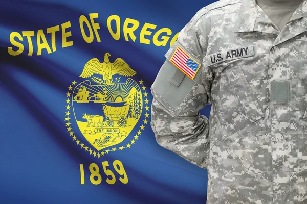 American soldier with US state flag on background - Oregon — Stock Photo, Image