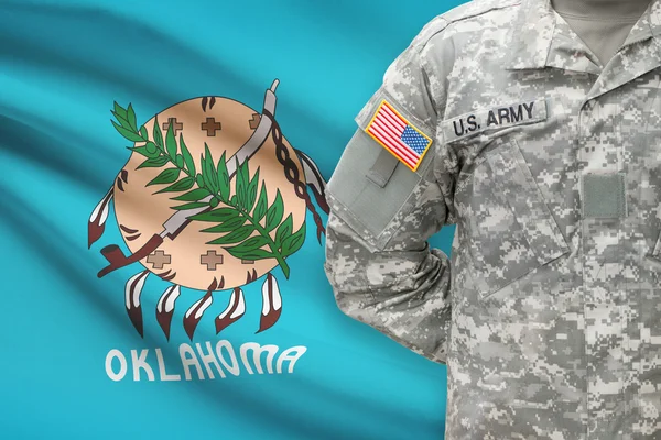 Amerikaanse soldaat met ons staat vlag op achtergrond - Oklahoma — Stockfoto