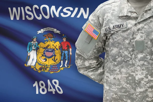 Soldado americano con nosotros estado de bandera en el fondo - Wisconsin —  Fotos de Stock