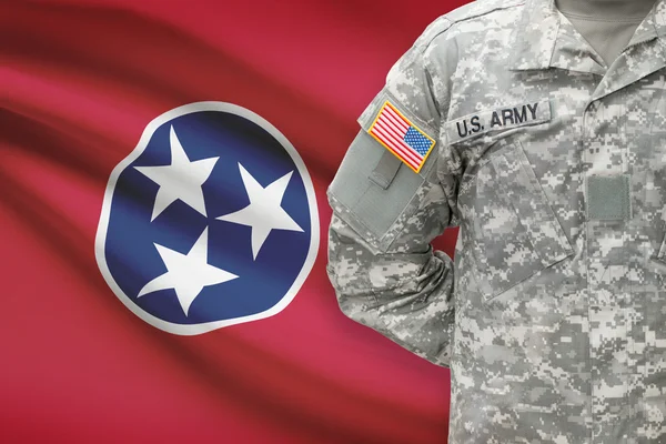 Soldado americano con nosotros estado de bandera en el fondo - Tennessee —  Fotos de Stock