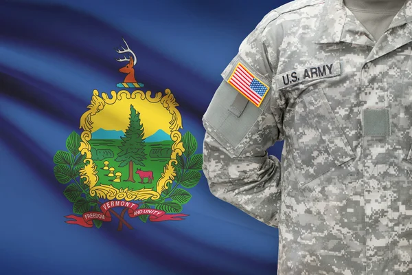 Soldado americano con nosotros estado de bandera en el fondo - Vermont — Foto de Stock