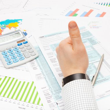 Başparmak üzerimizde 1040 vergi formu - hesap makinesi odaklanmak - stüdyo çekim gösterilmesini erkek