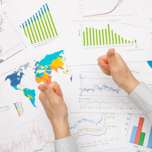 Uomo di affari che lavorano con dati finanziari - Evviva colpo dello studio - focus su grafi- — Foto Stock
