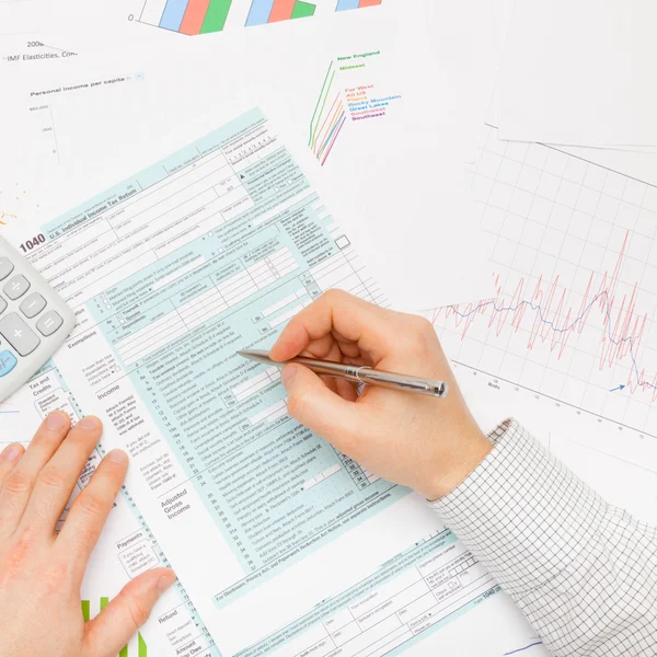 Filling out 1040 US Tax Form - studio shot — Stock Photo, Image