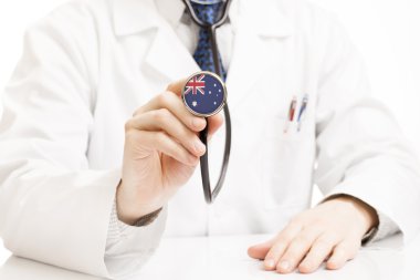 Doktor holding stetoskop ile bayrak serisi - Avustralya