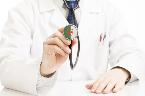 Stéthoscope de tenue de médecin avec la série des drapeaux - Algérie — Photo