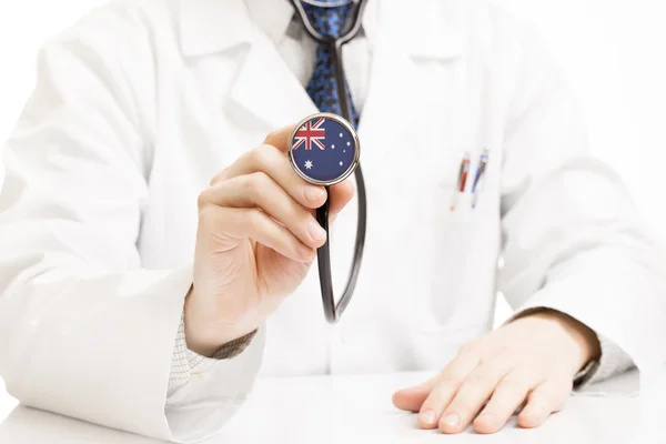 Doctor care deține stetoscop cu serii de steaguri - Australia — Fotografie, imagine de stoc