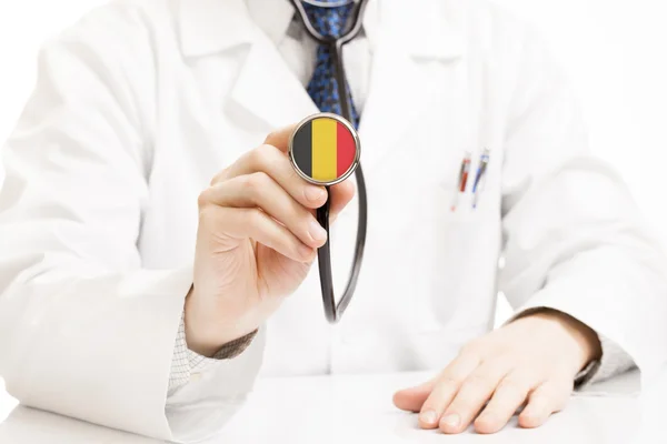 Doctor holding estetoscopio con serie de bandera - Bélgica — Foto de Stock