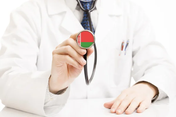 Doktor holding stetoskop ile bayrak serisi - Beyaz Rusya — Stok fotoğraf