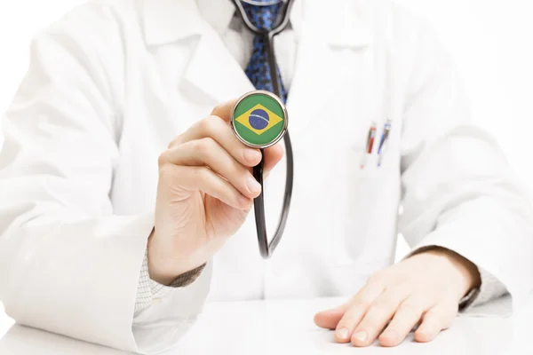 Doktor hospodářství fonendoskop s vlajkou série - Brazílie — Stock fotografie