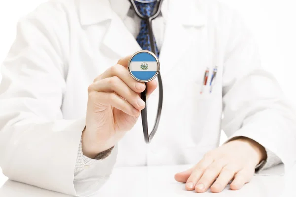 Stéthoscope de tenue de médecin avec la série des drapeaux - El Salvador — Photo