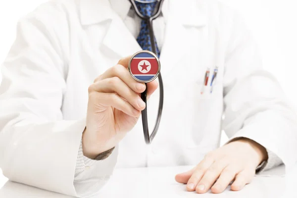 Doctor holding estetoscopio con serie de bandera - Corea del norte —  Fotos de Stock