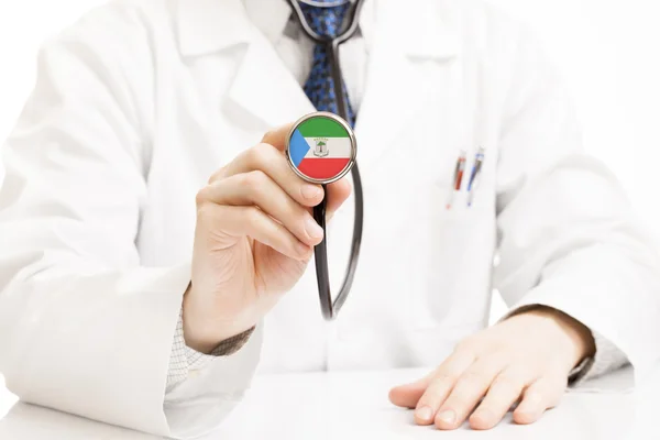 Stéthoscope de tenue de médecin avec la série des drapeaux - Guinée équatoriale — Photo