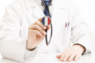 Doktor holding stetoskop ile bayrak serisi - Fransa