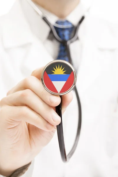 Nationalflagge am Stethoskop konzeptionellen Serie - Antigua und Barbuda — Stockfoto
