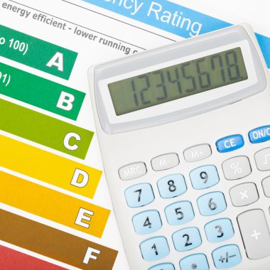 Üzerinde renkli enerji verimliliği grafik hesap makinesi