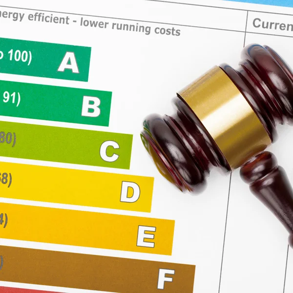 Wooden judge gavel over colorful efficiency chart - view from top — Stock Photo, Image