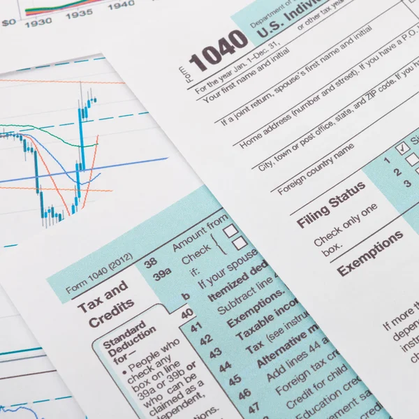 Nous formulaire 1040 avec certains documents financiers autour — Photo