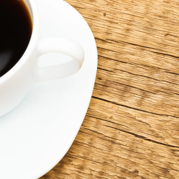 Xícara de café de cerâmica na velha mesa de madeira - estúdio tiro — Fotografia de Stock