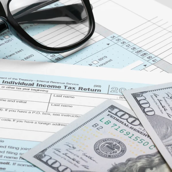 US Tax Form 1040 with 100 dollars and glasses — Stock Photo, Image