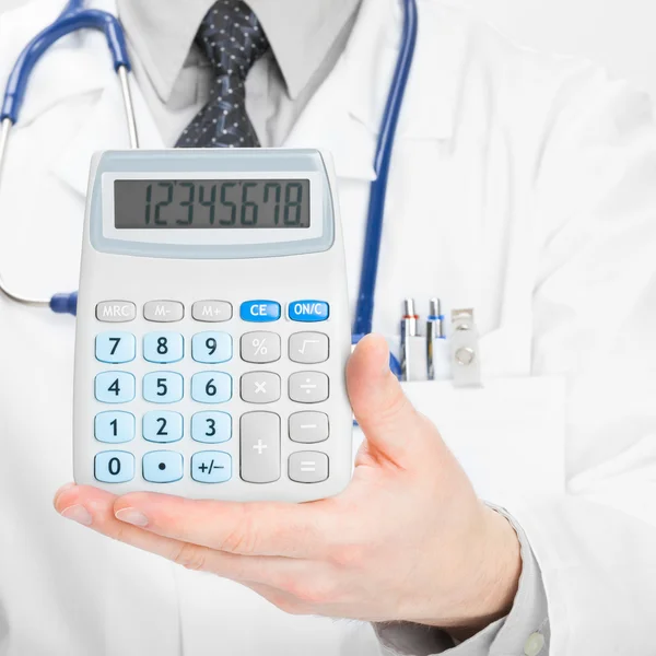 Doktor s kalkulačkou - koncept péče o vřesoviště — Stock fotografie