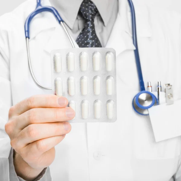 Doctor holdling pills in hand - heath care concept — Stock Photo, Image