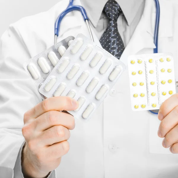 Doctor holdling pills in two hands - heath care concept — Stock Photo, Image